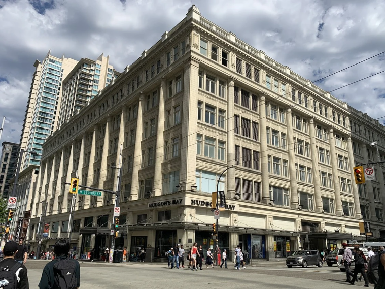 温哥华市中心重磅地标出让：Hudson’s Bay 旗舰大楼挂牌出售