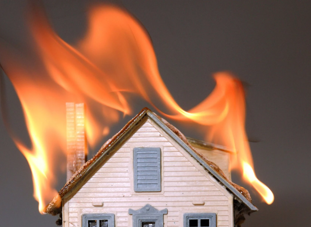 房子交割前被烧毁，买家要求卖家“兜底”？法院判：押金不退！