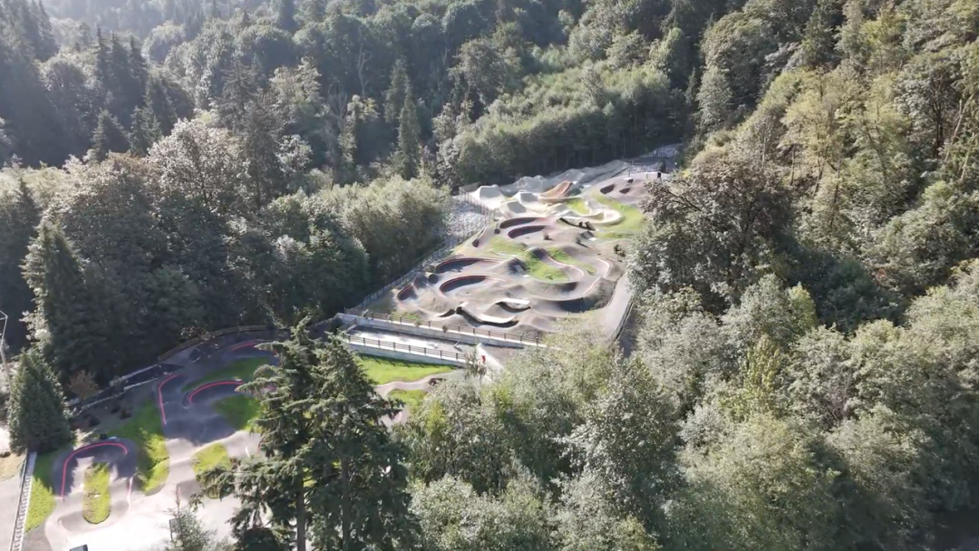 骑车好去处！本拿比全新山地自行车公园开放！泵道、跳台、坡道一次玩个够