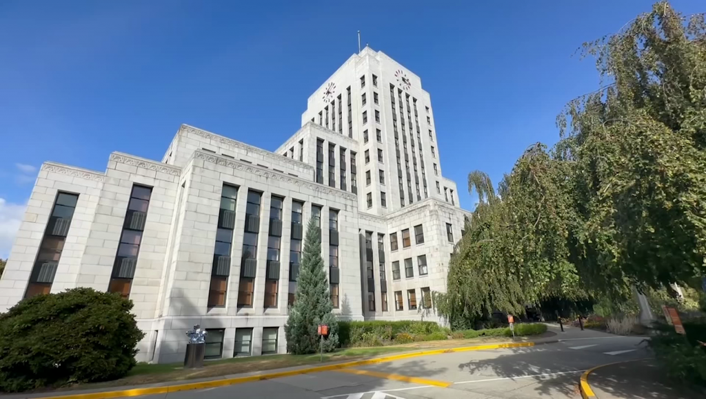 温哥华“冻涨地税”影响初现：30+员工已接裁员通知，未来还有更多