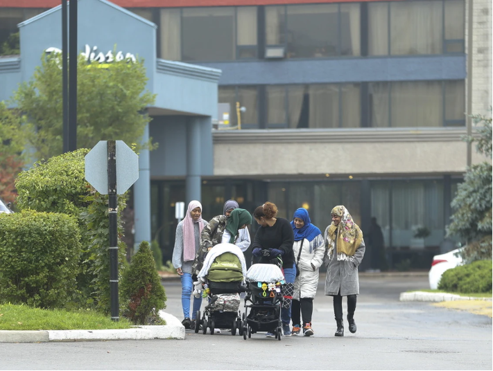 加拿大难民住酒店终须强制退房了！问题更棘手：或走上街头当Homeless