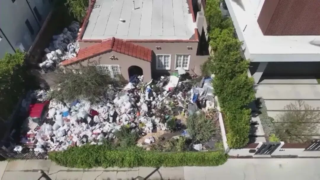 破烂堆满豪宅前院，房主还睡在里面！邻居崩溃：清理超7吨垃圾，不到一年又堆成山