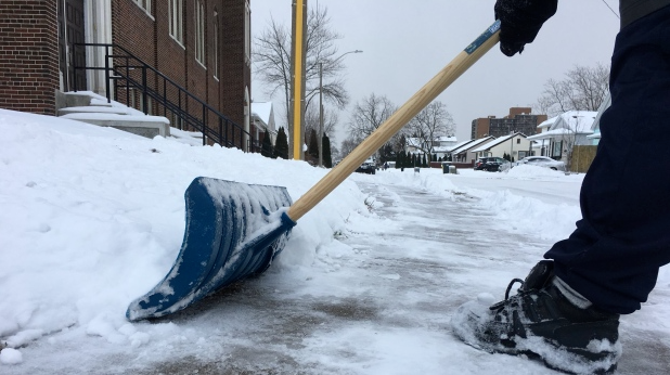 温哥华房主因积雪清理被市府状告 法院判罚亮了