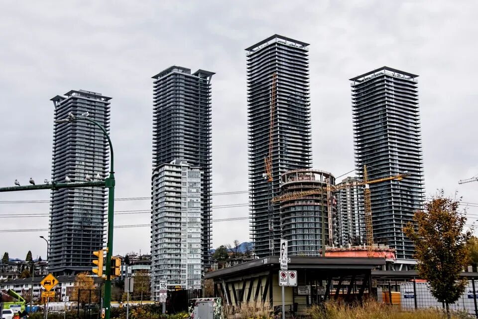 当年猛踩楼市刹车，如今花14.5亿买库存？BC新房计划遭开发商公开质疑